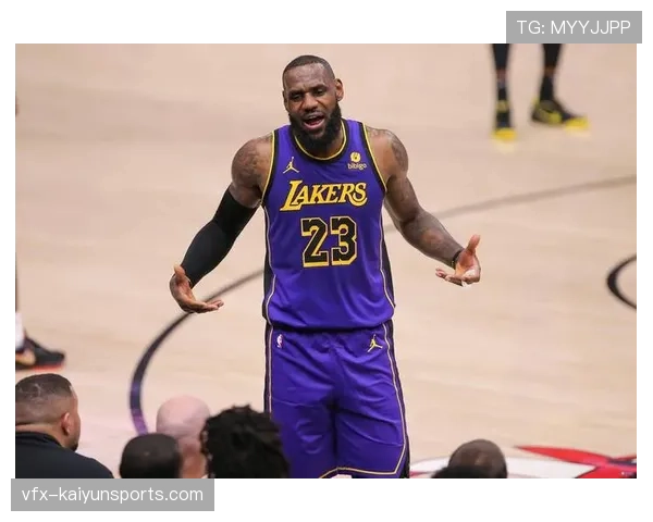 特写：詹姆斯在生涯第20个赛季结束，向主场观众挥手致意